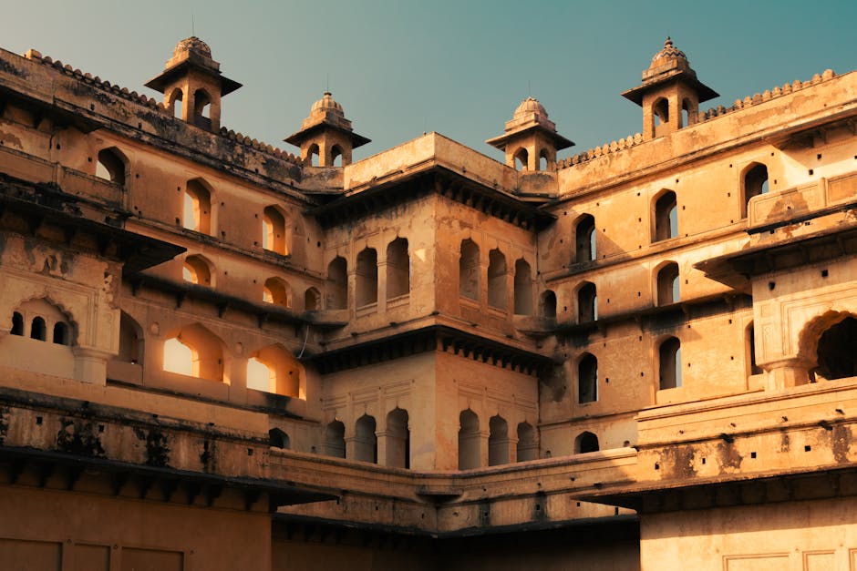 Discover the intricate Rajput architecture of the historic Raja Mahal in Orchha, India.